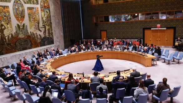 Das mächtigste Gremium der Vereinten Nationen fällte den ersten gemeinsamen Beschluss zum Ukraine-Krieg seit Russlands Invasion vor drei Jahren. - © Kena Betancur/AP/dpa