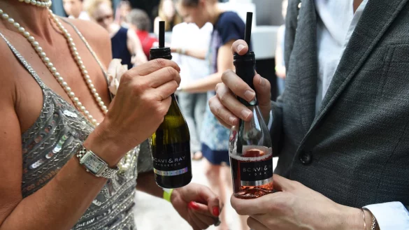 Small Talk mit Prosecco: Gäste unterhalten sich am Rande einer Modenschau in Berlin. (Archivbild) - © picture alliance / ZB