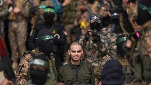 Die Hamas nutzte die &Uuml;bergaben wieder f&uuml;r eine Machtdemonstration. - &copy; Abdel Kareem Hana/AP/dpa