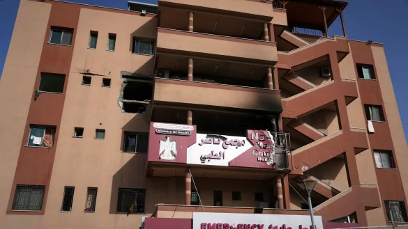 Schäden an Krankenhaus im Gazastreifen. - © Jehad Alshrafi/AP/dpa