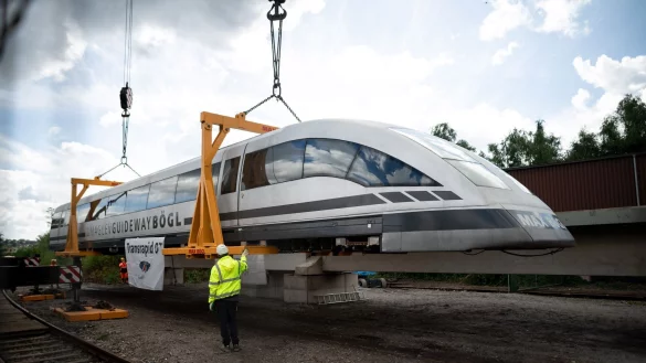 Gro&szlig;e Autokr&auml;ne brachten das Transrapid-Modell in Position - nun beleuchtet das Eisenbahnmuseum Bochum sein neues Exponat mit einer Sonderausstellung. (Archivfoto) - &copy; Fabian Strauch/dpa