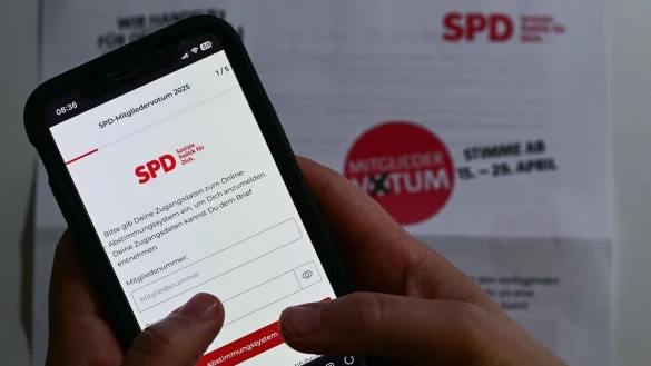 SPD-Generalsekretär Miersch berichtet von großer Diskussionsbereitschaft. - © Sebastian Gollnow/dpa