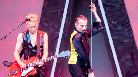 Dave Gahan und Martin Gore von Depeche Mode bei einem Konzert im Berliner Olympiastadion im Juli 2023. - © Christoph Soeder/dpa