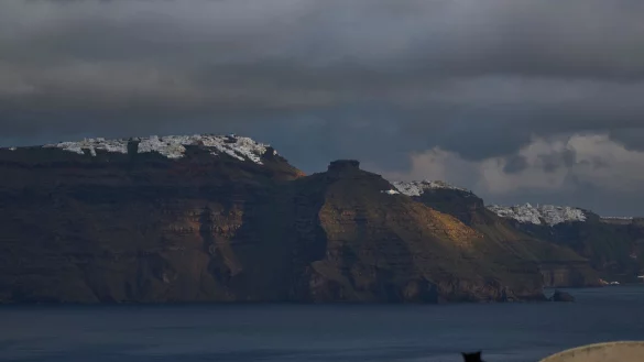«Harmonisches Dauerbeben» nahe Santorini festgestellt - © Petros Giannakouris/AP/dpa