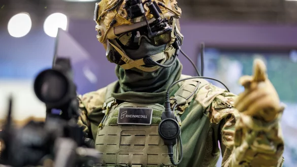 Eine Puppe mit einem Gewehr und der Kampfausrüstung «Gladus» des Rüstungskonzerns Rheinmetall steht auf der Nürnberger Waffenmesse Enforce-Tac. - © Daniel Karmann/dpa