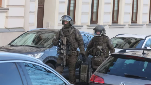 Der tatverdächtige Ehemann der Frau stellte sich am Vormittag und wurde festgenommen. - © Bodo Schackow/dpa