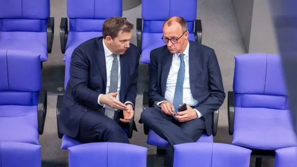 Vielleicht bald Vize und Kanzler?: Die Vorsitzenden von SPD und CDU, Lars Klingbeil und Friedrich Merz. (Archivbild) - © Michael Kappeler/dpa