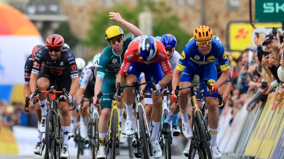 Danny van Poppel gewinnt den Sprint, wird von der Jury aber zurückgestuft. Es gewinnt Soren Waerenskjold (r). - © Jan Woitas/dpa