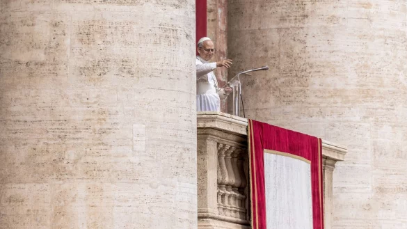 Der neue Papst Leo XIV. nutzt sein Gebet für einen Friedensappell. - © Oliver Weiken/dpa