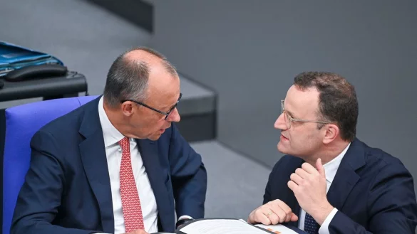 Kanzler Merz stellt sich hinter Unionsfraktionschef Spahn. - © Katharina Kausche/dpa