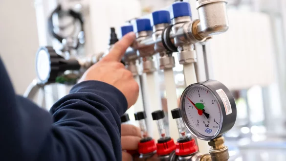 Im Bereich der Sanitär-, Heizungs- und Klimatechnik ist der Fachkräftemangel groß: Mehr als 12.000 Stellen konnten im März rechnerisch nicht besetzt werden. (Archivbild) - © Sven Hoppe/dpa