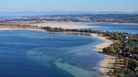 Der Wasserstand des Bodensees ist auf einem niedrigen Stand - rund um die Insel Reichenau wird das deutlich, hier beim Wollmatinger Ried (Aufnahme mit Drohne vom 7.4.). - © Felix Kästle/dpa