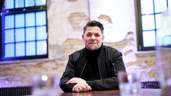 Ran an die Töpfe: Am Sonntag startet auf Vox die zehnte Staffel von «Kitchen Impossible» - mit einem Stargast aus dem Ausland. - © Christian Charisius/dpa