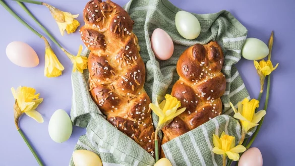 Mit verschiedenen F&uuml;llungen kann man den Klassiker zu Ostern neu variieren. - &copy; Christin Klose/dpa-tmn