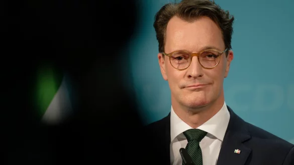 Der nordrhein-westfälische Ministerpräsident Hendrik Wüst lobt die Koalitionsvereinbarungen im Bund. (Archivbild) - © Henning Kaiser/dpa