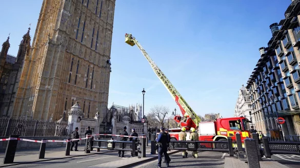 Gro&szlig;einsatz in London: Ein Mann ist auf den Turm mit der Glocke Big Ben geklettert. - &copy; James Manning/PA/AP/dpa