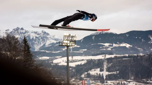 Andreas Wellinger ist in der Qualifikation der beste deutsche Springer. - © Georg Hochmuth/APA/dpa