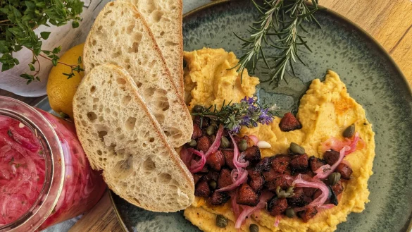 Die Chorizo sorgt auf dem Püree fürs Knuspergefühl, die eingelegten Zwiebeln für eine säuerliche Note. - © Doreen Hassek/hauptstadtkueche.blogspot.com/dpa-tmn