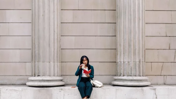 Rausgehen, abschalten: Pausen bei der Arbeit dienen dem Gesundheitsschutz. - © Angel Santana Garcia/dpa-tmn