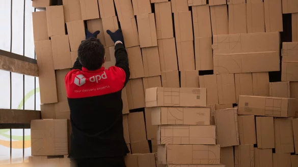 Ein Berg an Paketen, hier in einem Paketzentrum von DPD - an Logistikstandorten anderer Dienstleister sind es ähnlich große Massen. - © Rolf Vennenbernd/dpa