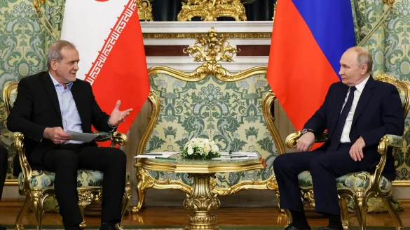 Russland und der Iran haben eine strategische Partnerschaft geschlossen - allerdings ohne eine Klausel über einen gegenseitigen militärischen Beistand. (Archivbild) - © Vyacheslav Prokofyev/Pool Sputnik Kremlin/AP/dpa