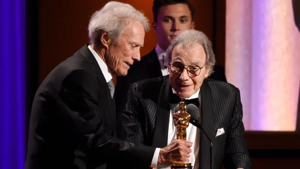 Schifrin bei einer Preisverleihung in den USA - © Chris Pizzello/Invision/AP/dpa