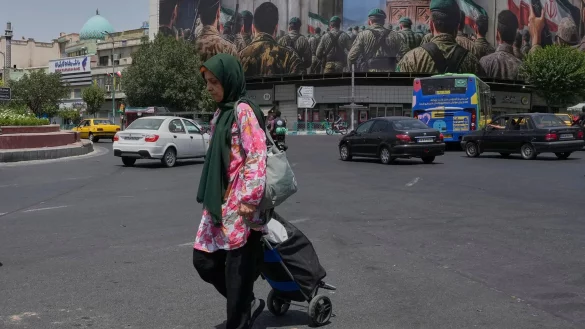 Seit dem Ende des israelischen Angriffe sind viele Iraner erleichtert - aber auch enttäuscht über eine verpasste Chance. - © Vahid Salemi/AP/dpa