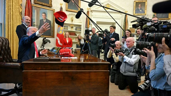 Trump krempelt die Regeln um - und die Korrespondenten-Vereinigung warnt vor einer Bedrohung der Pressefreiheit. - © Uncredited/Pool/AP/dpa