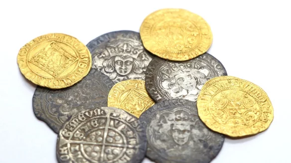 Erfolg f&uuml;r zwei Metallsucher: Sie stie&szlig;en in Schottland auf Gold- und Silberm&uuml;nzen. (Handout) - &copy; Crown Office And Procurator Fisc/PA Media/dpa