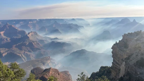 Rauch von Waldbränden liegt über dem Grand Canyon Nationalpark im Norden Arizonas. - © Joelle Baird/National Park Service/dpa