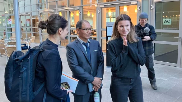 Die Klimaaktivistin Luisa Neubauer (re.) unterstützt die Klage des peruanischen Bauern Saúl Lliuya (Mitte) gegen den Energiekonzern RWE. - © Helge Toben/dpa