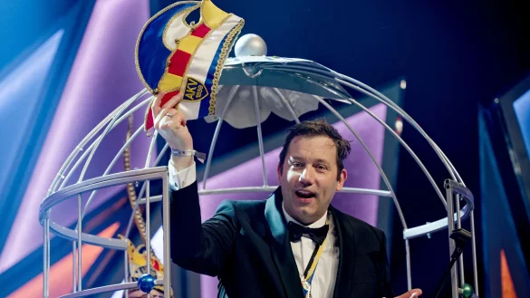 SPD-Chef Lars Klingbeil hielt im Narrenk&auml;fig eine Rede. - &copy; Henning Kaiser/dpa