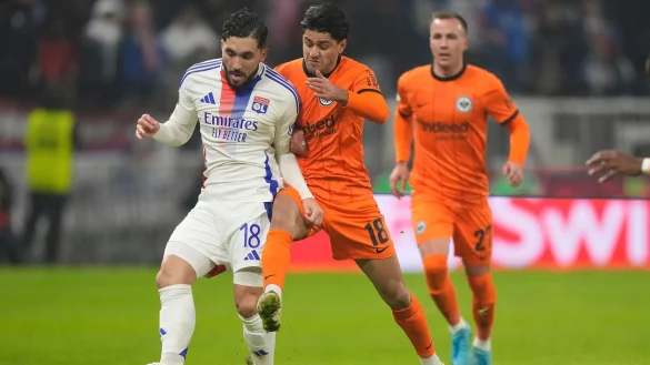 Der BVB unternimmt einem Bericht zufolge einen dritten Anlauf, um Lyon\\\'s Rayan Cherki (l) zu verpflichten. - &copy; Michel Euler/AP/dpa