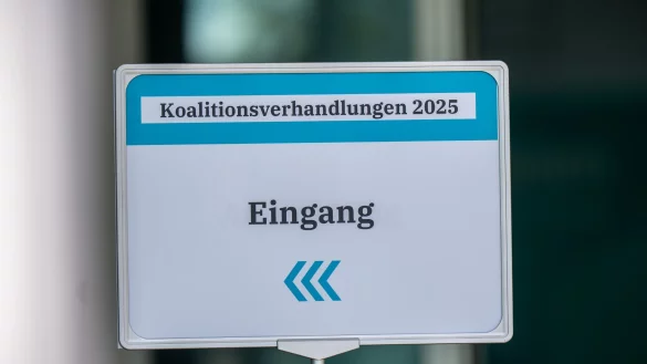 Die Unterhändler von Union und SPD führen ihre Koalitionsgespräche in großer Runde fort. (Archivbild) - © Michael Kappeler/dpa