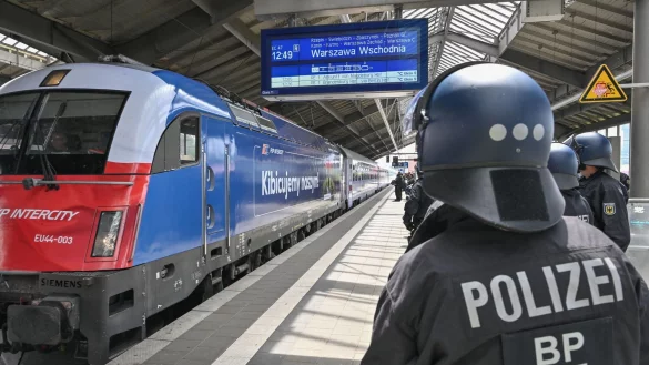 Auch die Bundespolizisten hatten während der Fußball-EM im Sommer alle Hände voll zu tun. - © Patrick Pleul/dpa