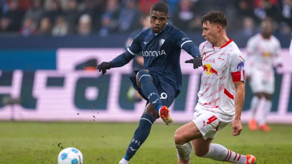Die Zuschauer in Bochum sahen ein packendes Bundesligaspiel - mit Hauptdarsteller Myron Boadu (l). - © David Inderlied/dpa