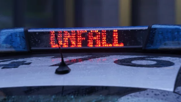 In Minden ist bei einem Unfall ein Autofahrer mit seinem Fahrzeug durch das Schaufenster eines Bettengesch&auml;fts geflogen. - &copy; Marcus Brandt/dpa