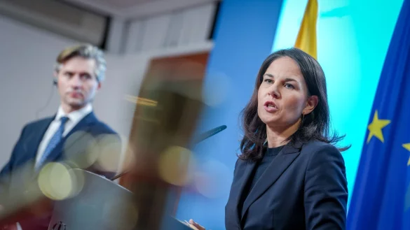 Kanzler Scholz versch&auml;rft im Streit um zus&auml;tzliche Ukraine-Hilfen den Ton. Die Au&szlig;enministerin findet dazu klare Worte. - &copy; Kay Nietfeld/dpa