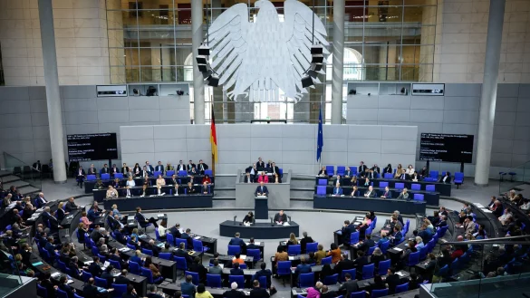 Bundestag und Bundesrat sollen in dieser Woche über das Milliarden-Finanzpaket von Union und SPD entscheiden. - © Bernd von Jutrczenka/dpa
