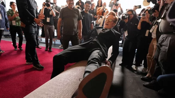 Conan O&rsquo;Brien scherzt am roten Teppich - &copy; Chris Pizzello/Invision/AP/dpa