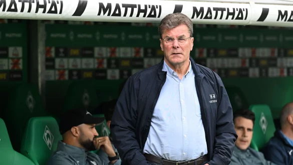 Auch wenn Wechselgerüchte um Abwehrspieler Tim Oermann die Runde machen, bleibt der Fokus von Bochums Trainer Dieter Hecking unmissverständlich auf dem Sportlichen. - © Carmen Jaspersen/dpa