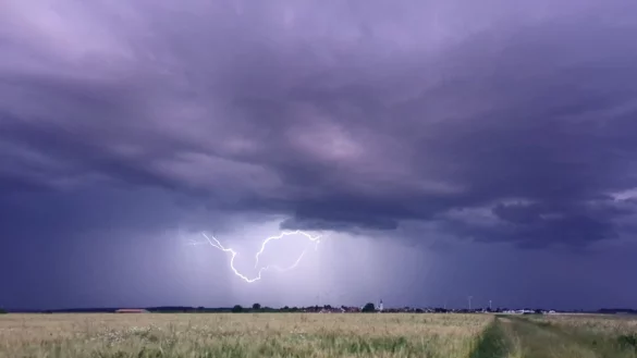 Der Deutsche Wetterdienst (DWD) sagt für die kommenden Tage Gewitter vorher. - © Simon Zeiher/onw-images/dpa