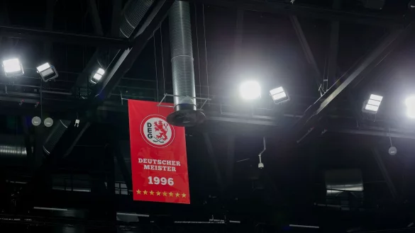 Andreas Niederberger war als Spieler 1996 mit der DEG noch Meister. - &copy; Rolf Vennenbernd/dpa