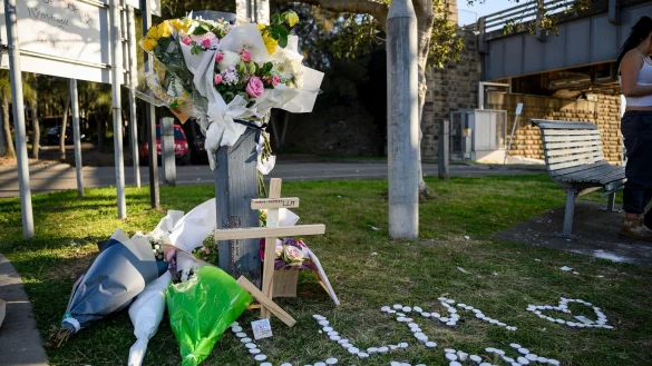 Mitschüler legten in der Nähe der Unglücksstelle Blumen nieder. - © Bianca De Marchi/AAP/dpa