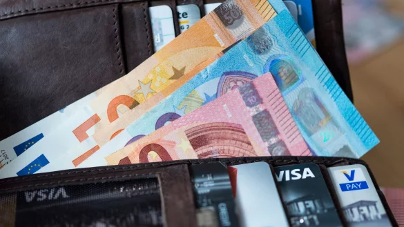 Ein Geldbeutel mit Scheinen und Karten. - © Monika Skolimowska/zb/dpa