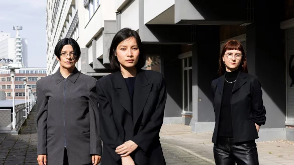 Von links nach rechts: die Künstlerinnen Henrike Naumann und Sung Tieu neben der Kuratorin Kathleen Reinhardt. - © Victoria Tomaschko/Institut für Auslandsbeziehungen/dpa