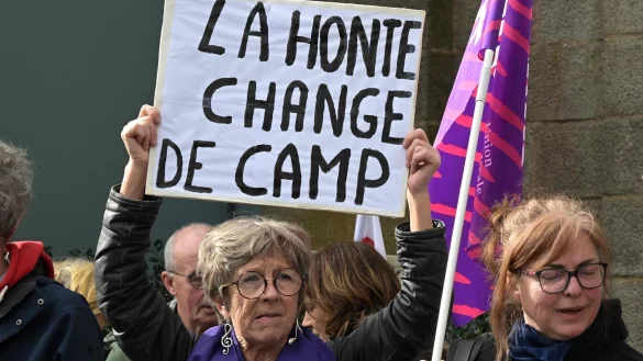 Die über viele Jahre unentdeckte Serie von Taten des Mediziners haben in Frankreich große Empörung ausgelöst. - © Damien Meyer/AFP/dpa