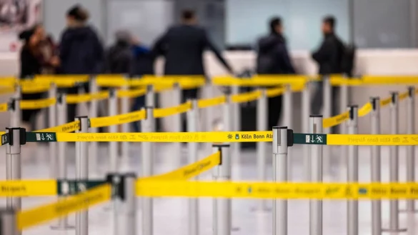 Ganztägige Warnstreiks an den Flughäfen Köln/Bonn und Düsseldorf werden nach Einschätzung der Airports für Verspätungen und Flugausfälle sorgen. (Archivbild) - © Thomas Banneyer/dpa
