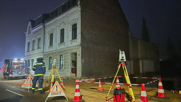 Mit speziellen Messger&auml;ten fuhren Einsatzkr&auml;fte zu dem Geb&auml;ude. - &copy; Sascha Thelen/dpa