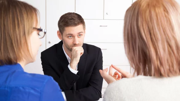 Regelmäßiger Austausch hilft dabei, Konflikten mit dem Arbeitgeber aus dem Weg zu gehen. - © Christin Klose/dpa-tmn